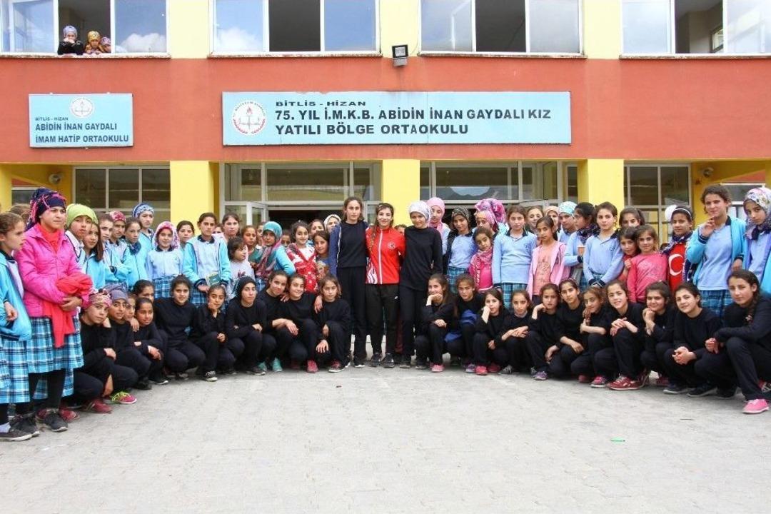 Yatılı B&ouml;lge Okulu &Ouml;ğrencileri Yeni Eşofmanlarına Kavuştu