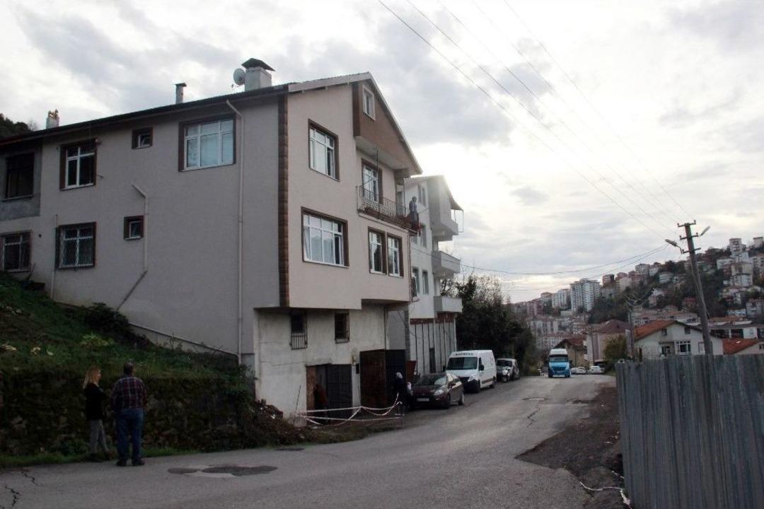 (&ouml;zel Haber) Hafriyat Sonrası Oluşan &Ccedil;atlaklar Bina Sakinlerini Korkutuyor