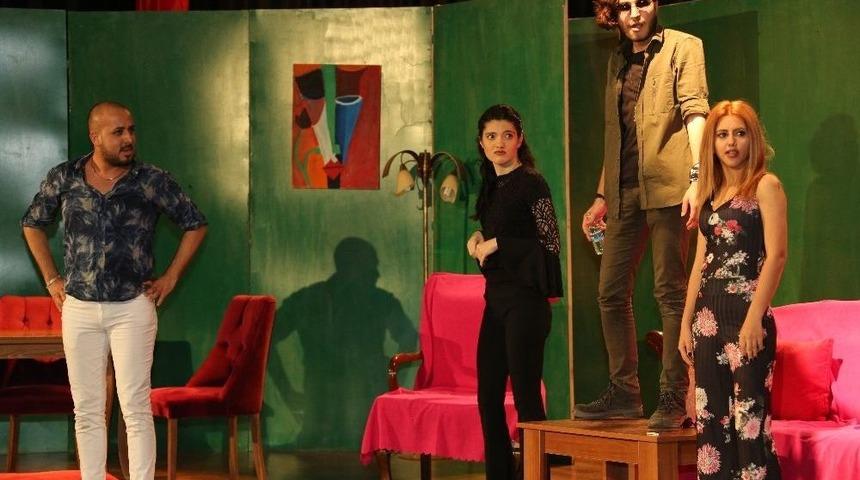 ’elimde Valizim’ Oyunu ’dünya Tiyatrolar Günü’nden Sahnelendi