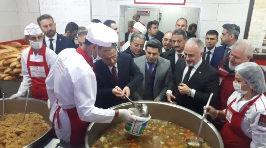 Ankara Valisi Topaca Vatandaşa Aş Dağıttı