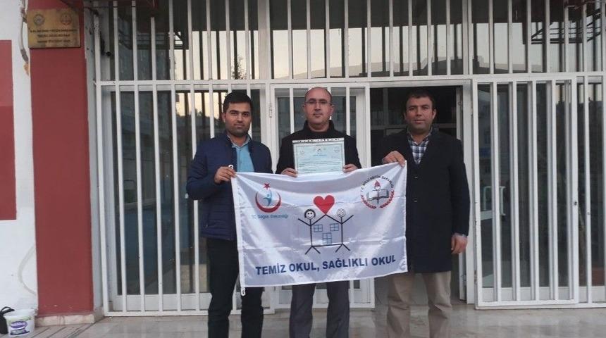 Nurten &Ouml;zt&uuml;rk İlkokulu Beyaz Bayrak Aldı.