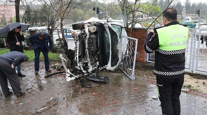 Yoldan &Ccedil;ıkan Otomobil &Ccedil;ay Bah&ccedil;esinin Girdi