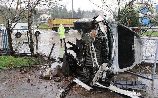 Yoldan Çıkan Otomobil Çay Bahçesinin Girdi