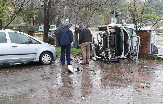 Yoldan Çıkan Otomobil Çay Bahçesinin Girdi