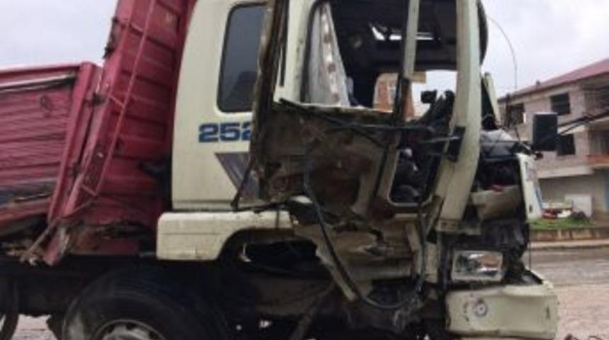 Freni Patlayan Kamyon Duvara &Ccedil;arptı