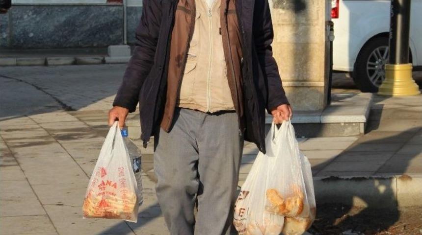 Kuşlar İ&ccedil;in Dondurucu Soğukta 5 Kilometre Y&uuml;r&uuml;yor