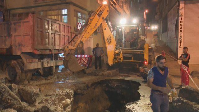 Aksaray'da yol çöktü (1) 