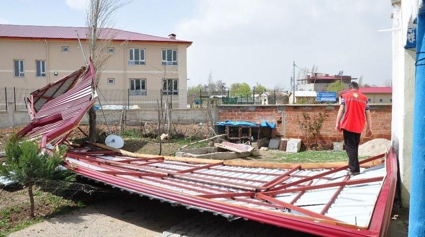 Okulun Kopan &Ccedil;atısı Evin Bah&ccedil;esine D&uuml;şt&uuml;