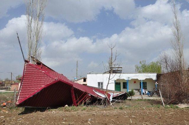 Okulun Kopan Çatısı Evin Bahçesine Düştü