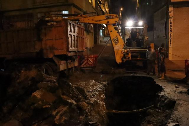 Aksaray'da yol çöktü (1) 