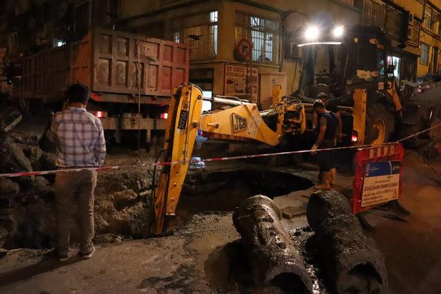 Aksaray'da yol çöktü (1) 