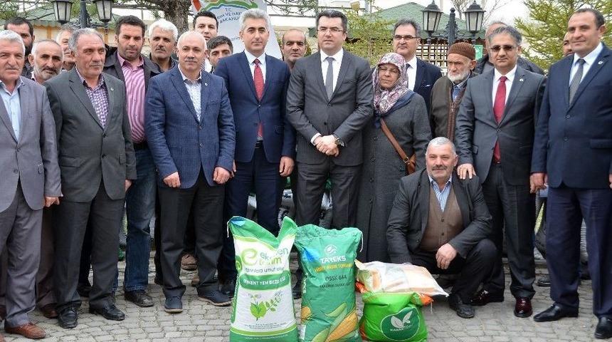 G&uuml;m&uuml;şhane&rsquo;de &Ccedil;ift&ccedil;ilere 102,3 Ton Yem Bitkisi Tohumu Dağıtıldı