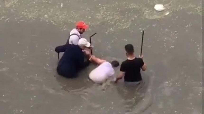 Başkent&rsquo;te Sağanak Yağış Altında Şortla Arabasını Yıkadı