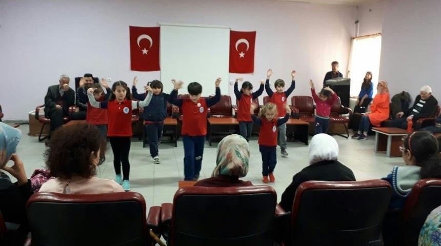 Minik &Ouml;ğrencilerden Huzur Evindeki Yaşlılara Dans G&ouml;sterisi