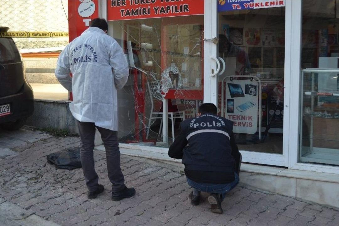 Kozan&rsquo;da 2 İş Yeri, Kimliği Belirsiz Kişilerce Soyuldu