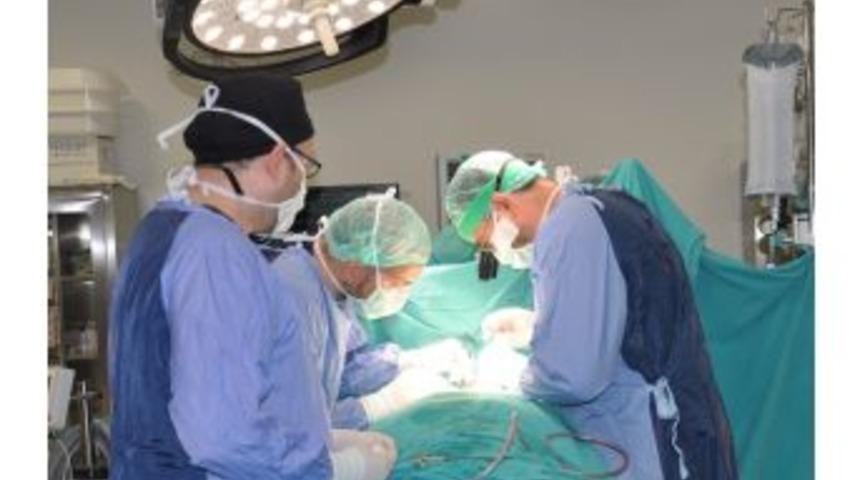Çanakkale Mehmet Akif Ersoy Devlet Hastanesinde İlk Kez Bilinci Açık Hastaya Şah Damarı Ameliyatı Yapıldı