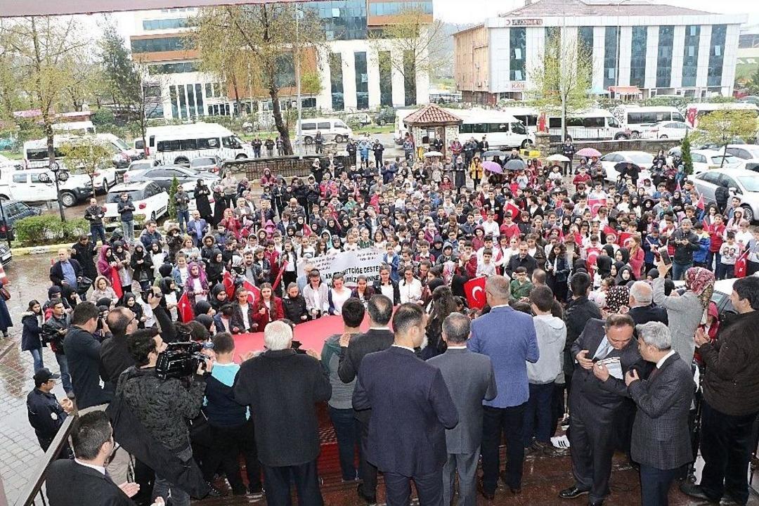 &Ouml;ğrencilerden Mehmet&ccedil;ik Vakfına 86 Bin Tl Bağış