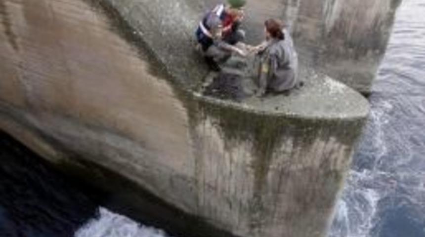 Alkoll&uuml; Kadını Nehre D&uuml;şmekten Jandarma Kurtardı