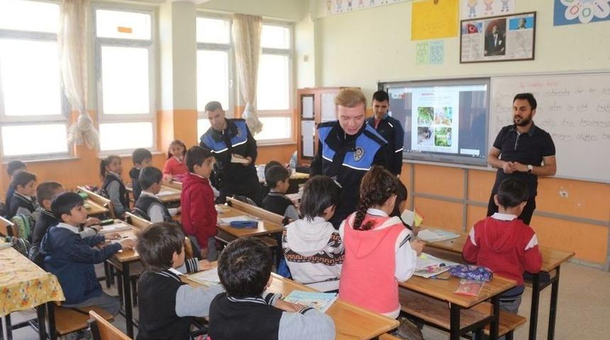 Hakkari Polisinin Eğitime Olan Desteği S&uuml;r&uuml;yor
