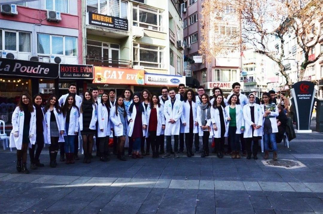 Tıp Fak&uuml;ltesi &Ouml;ğrencilerinden &Uuml;cretsiz Sağlık Kontrol&uuml;