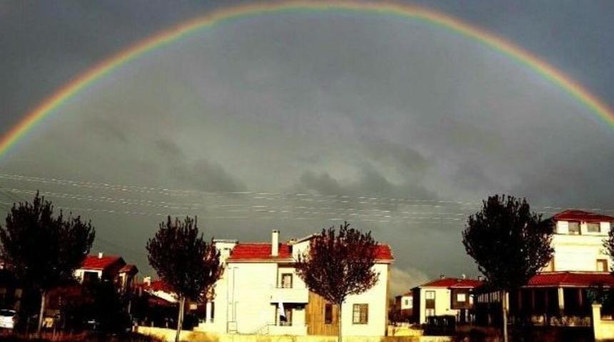 Yağmur Sonrası Oluşan Gökkuşağı Kendisine Hayran Bıraktı