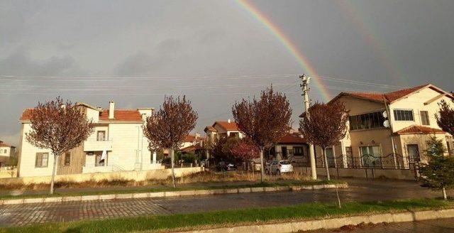 Yağmur Sonrası Oluşan Gökkuşağı Kendisine Hayran Bıraktı