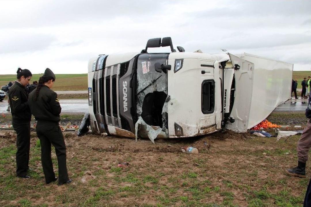 Aksaray&rsquo;da Sebze Ve Meyve Y&uuml;kl&uuml; Tır Devrildi: 1 Yaralı