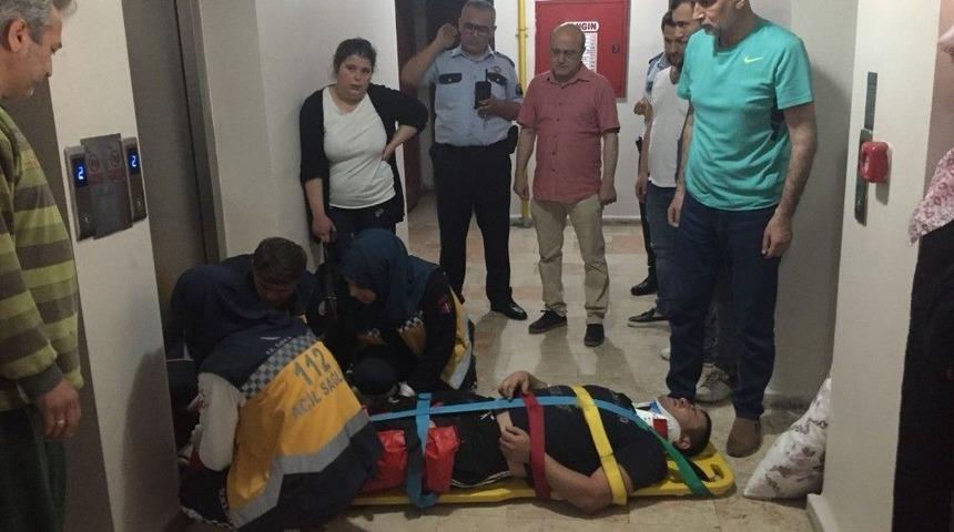Asans&ouml;r Boşluğuna Sıkışan Kat G&ouml;revlisi Yaralandı