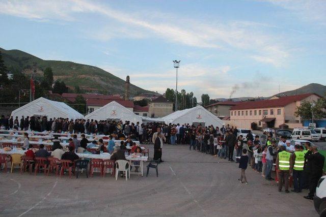 Bitlis’te Yüzlerce Kişi İftar Çadırında Buluşuyor