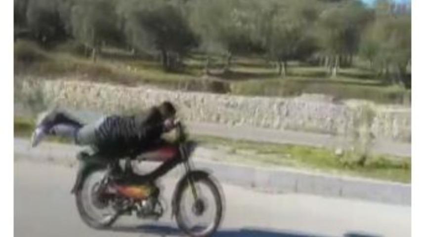 Motosiklet &Uuml;zerinde Tehlikeli Yolculuk