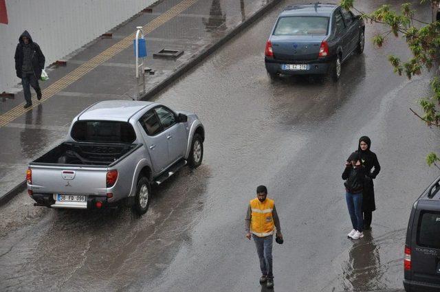 Kars’ta Sağanak Yağış Hayatı Olumsuz Etkiledi