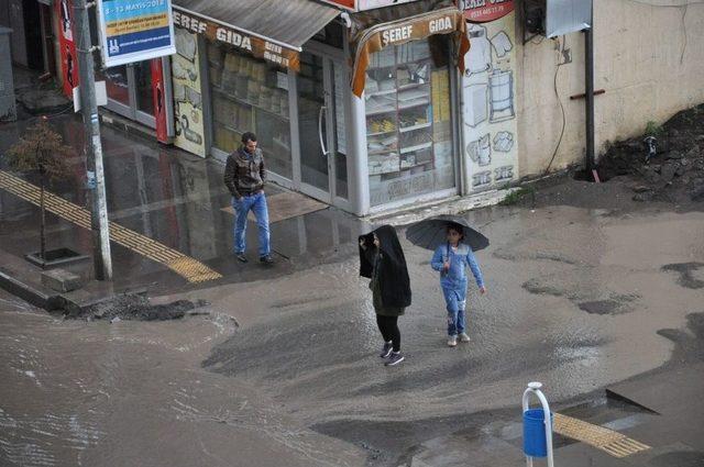 Kars’ta Sağanak Yağış Hayatı Olumsuz Etkiledi