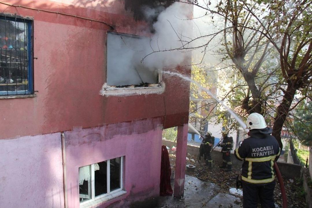 Elektrik Kontağından &Ccedil;ıkan Yangın Evi K&uuml;l Etti