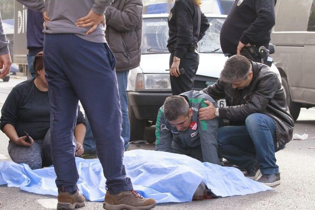 Tff Temsilcisi Kazada &Ouml;len Babasının Başında G&ouml;zyaşı D&ouml;kt&uuml;