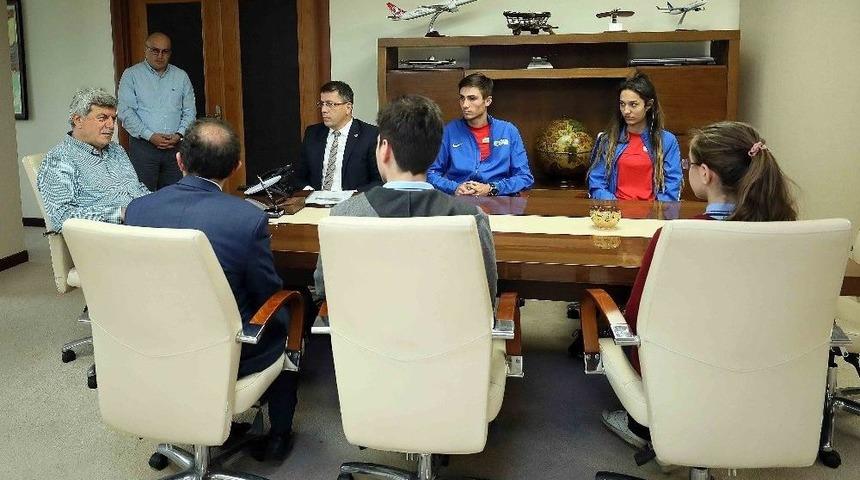 Başkan Karaosmanoğlu: "gen&ccedil;lerimizden D&uuml;nyaya Y&ouml;n Vermelerini İstiyorum&rsquo;&rsquo;