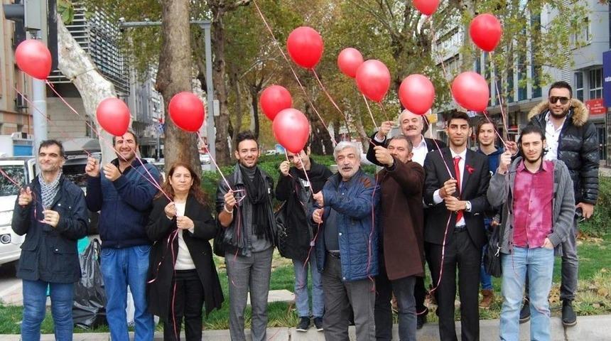 Aids Gününde Kırmızı Balon Uçurdular