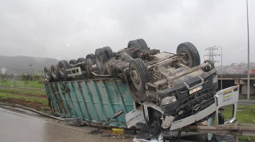 Ters D&ouml;nen Kamyonun Altında Kalan S&uuml;r&uuml;c&uuml; Ağır Yaralandı