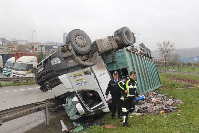 Ters Dönen Kamyonun Altında Kalan Sürücü Ağır Yaralandı