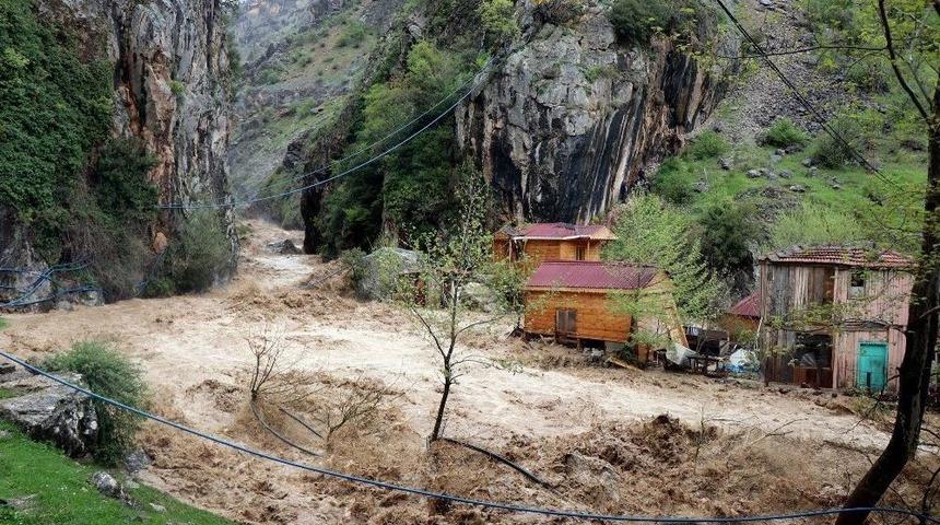 Yahyalı Belediye Başkanı Esat &Ouml;zt&uuml;rk: &ldquo;yaralımız Yok, Hasar Tespit &Ccedil;alışmalarına Başlayacağız&rdquo;