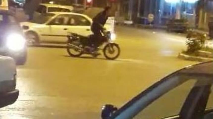 Trafiğe Aldırış Etmeden Motosikletle Drift Yaptı