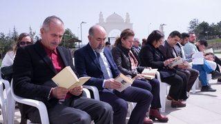 Üniversite Bahçesinde Saatlerce Kitap Okudular