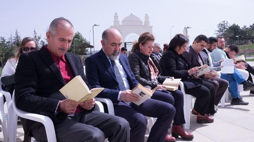 Üniversite Bahçesinde Saatlerce Kitap Okudular