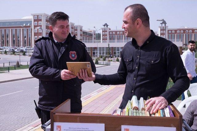 Üniversite Bahçesinde Saatlerce Kitap Okudular