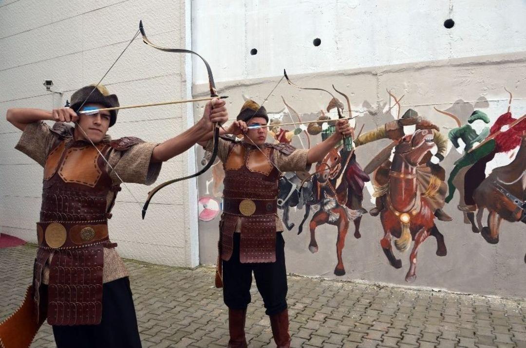 Diziden Etkilenip Atlı Ok&ccedil;uluk &Ouml;ğrenmeye Başladılar