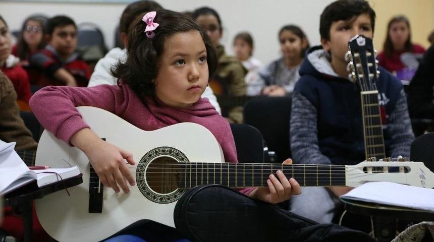 Odunpazarı&rsquo;nda &Ccedil;ocuklar Gitar &Ouml;ğreniyor