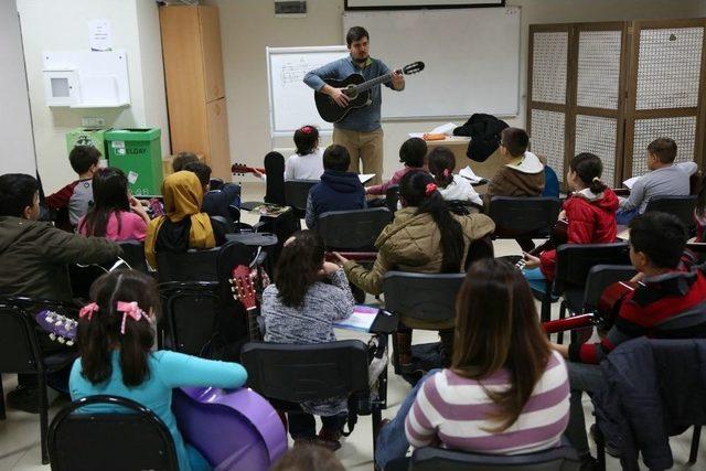 Odunpazarı’nda Çocuklar Gitar Öğreniyor