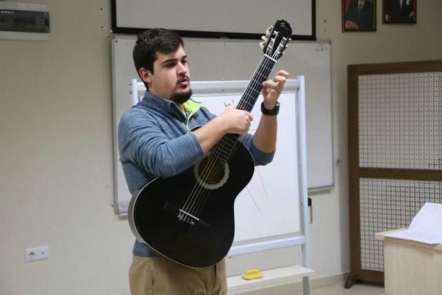 Odunpazarı’nda Çocuklar Gitar Öğreniyor