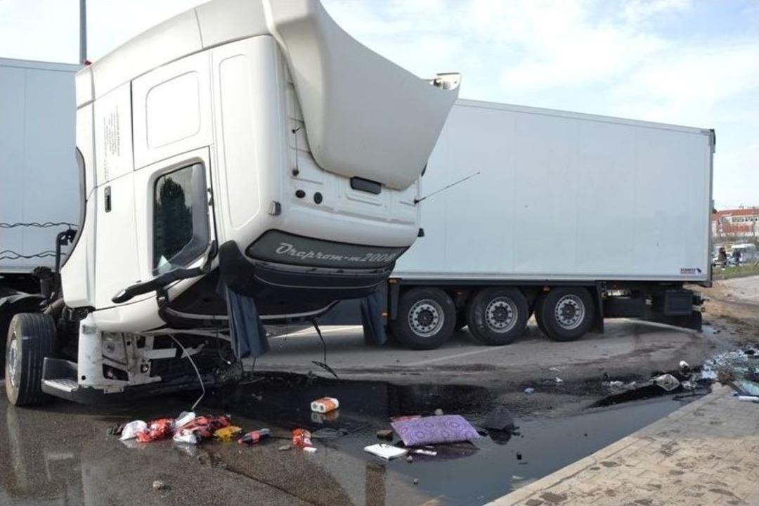 Tır Otomobili Bi&ccedil;ti: 1 &Ouml;l&uuml;, 2 Yaralı