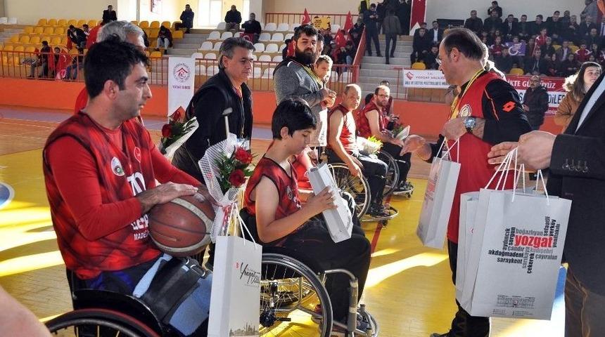 Engelliler Ma&ccedil;ında Dostluk Kazandı