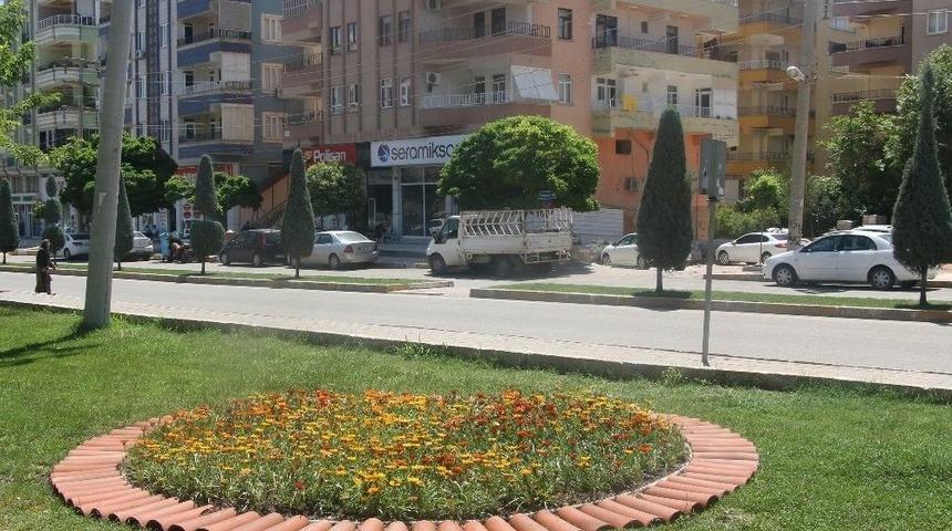 Haliliye&rsquo;de Parklar &Ccedil;i&ccedil;eklerle Donatıldı